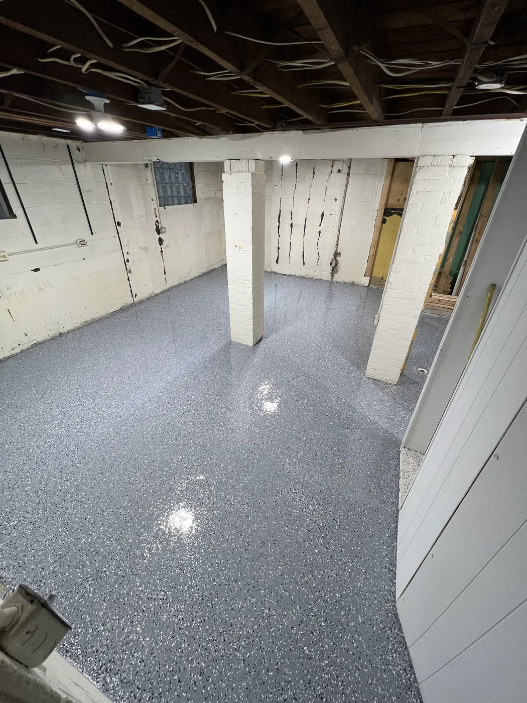Finished decorative flake epoxy floor